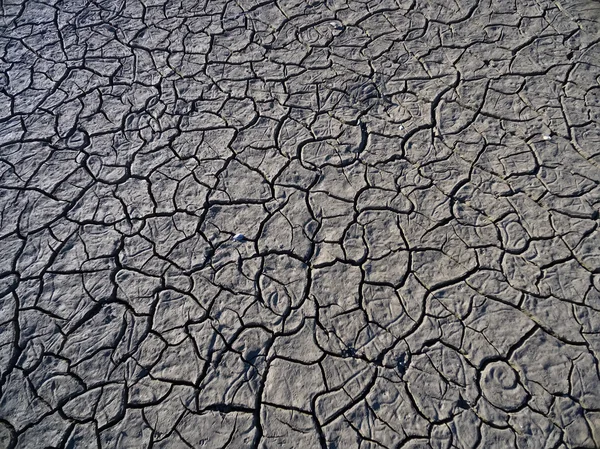 Lit de lac sec avec texture naturelle d'argile fissurée en perspective — Photo