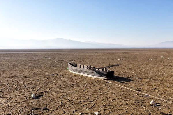 Cama de lago seco com textura natural de argila rachada em perspectiva — Fotografia de Stock