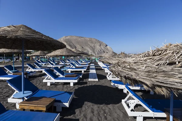 Visa Perissa Beach på den grekiska ön Santorini med sunb — Stockfoto