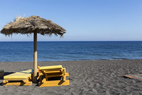 Visa Perissa Beach på den grekiska ön Santorini med sunb — Stockfoto