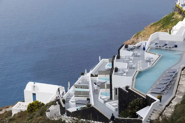 Luxury resort swimming pool in Santorini, Greece — Stock Photo, Image
