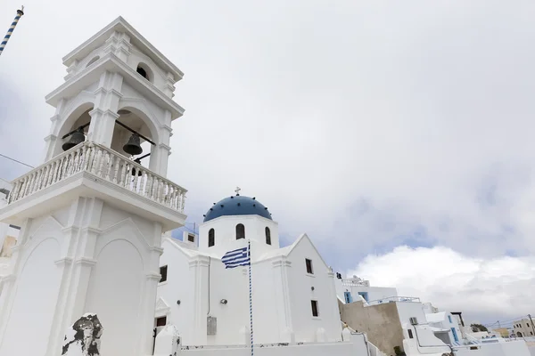 Arco tradizionale greco chiesa bianca con croce e campane a Sant — Foto Stock