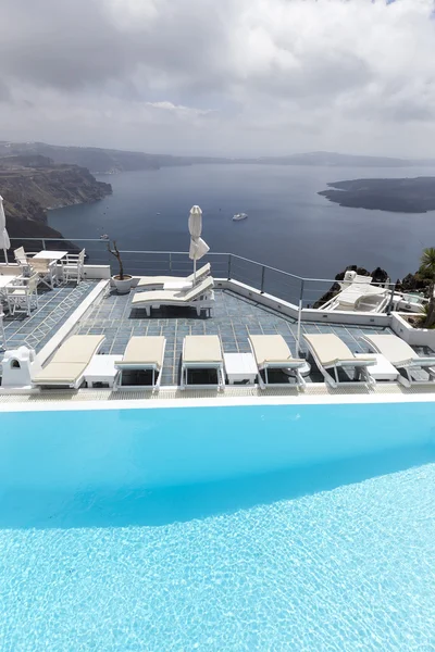 Luxury resort swimming pool in Santorini, Greece — Stock Photo, Image