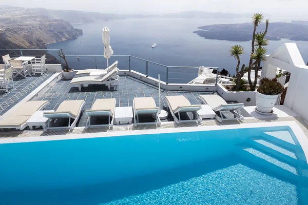 Luxury resort swimming pool in Santorini, Greece — Stock Photo, Image