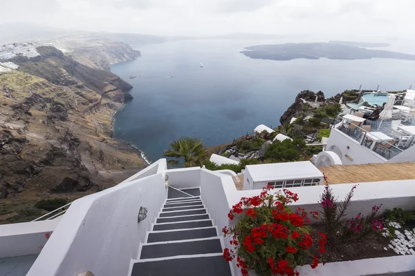 Navíjecí schody vedoucí dolů do Aegan moře, Santorini Island, Řecko — Stock fotografie