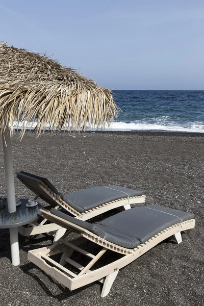 Perissa Beach Santorini Yunan Adası sunb ile üzerinde görünümü — Stok fotoğraf