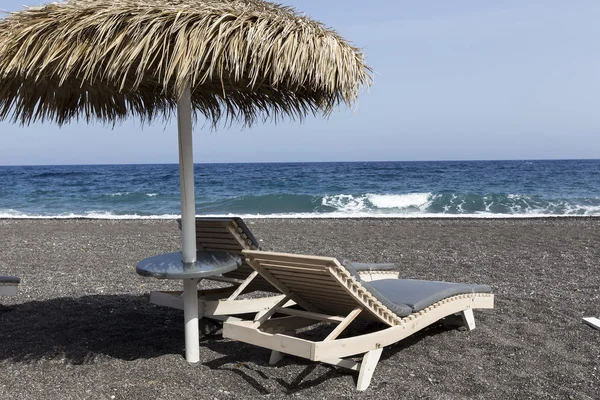 View of Perissa beach on the Greek island of Santorini with sunb — Stock Photo, Image