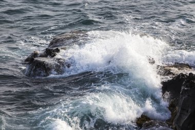 Santorini Yunan Adası'nda rock plajlar kadar kapatın 