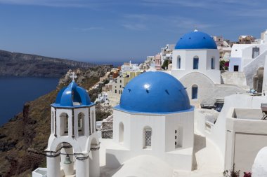 Caldera Oia Yunan Adası, üzerinde Mavi kubbeli kilise