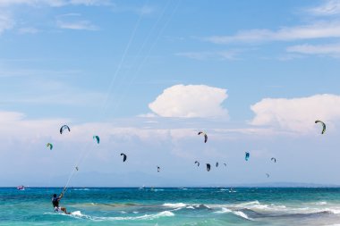 Kitesurfers Milos sahilde Lefkada, Yunanistan