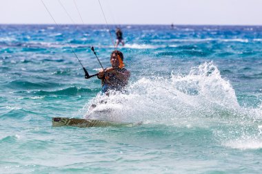 Kitesurfers Milos sahilde Lefkada, Yunanistan