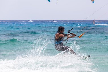 Kitesurfers Milos sahilde Lefkada, Yunanistan