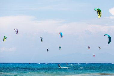 Kitesurfers Milos sahilde Lefkada, Yunanistan
