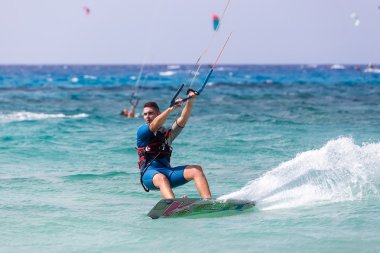 Kitesurfers Milos sahilde Lefkada, Yunanistan