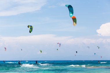 Kitesurfers Milos sahilde Lefkada, Yunanistan