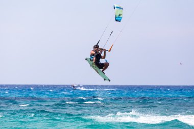 Kitesurfers Milos sahilde Lefkada, Yunanistan
