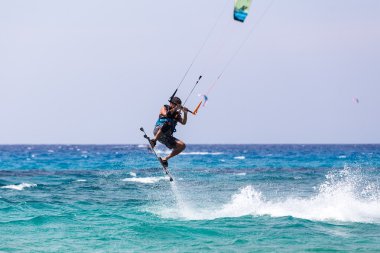 Kitesurfers Milos sahilde Lefkada, Yunanistan