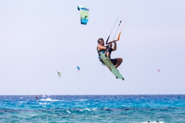 Kitesurfers Milos sahilde Lefkada, Yunanistan
