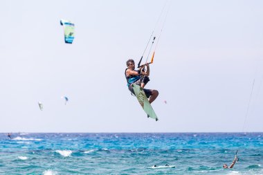 Kitesurfers Milos sahilde Lefkada, Yunanistan