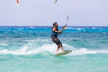 Kitesurfers Milos sahilde Lefkada, Yunanistan