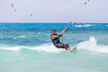 Kitesurfers Milos sahilde Lefkada, Yunanistan