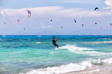 Kitesurfers Milos sahilde Lefkada, Yunanistan