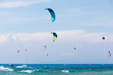 Kitesurfers Milos sahilde Lefkada, Yunanistan