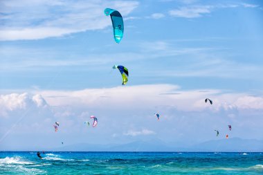 Kitesurfers Milos sahilde Lefkada, Yunanistan