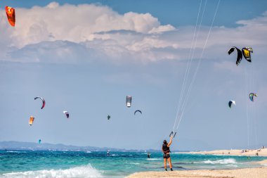 Kitesurfers Milos sahilde Lefkada, Yunanistan
