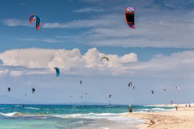 Kitesurfers Milos sahilde Lefkada, Yunanistan