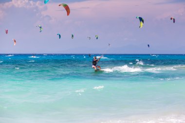 Kitesurfers Milos sahilde Lefkada, Yunanistan