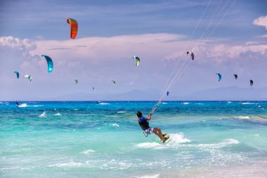 Kitesurfers Milos sahilde Lefkada, Yunanistan