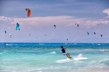 Kitesurfers Milos sahilde Lefkada, Yunanistan