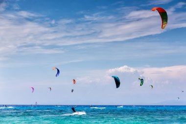 Kitesurfers Milos sahilde Lefkada, Yunanistan