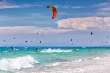Kitesurfers Milos sahilde Lefkada, Yunanistan