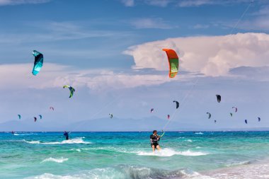 Kitesurfers Milos sahilde Lefkada, Yunanistan