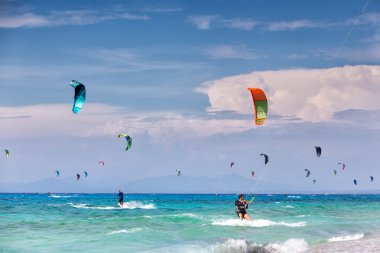 Kitesurfers Milos sahilde Lefkada, Yunanistan
