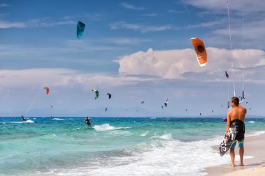 Kitesurfers Milos sahilde Lefkada, Yunanistan