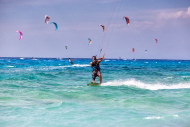Kitesurfers Milos sahilde Lefkada, Yunanistan