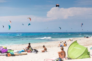 Kitesurfers Milos sahilde Lefkada, Yunanistan