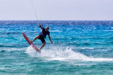 Kitesurfers Milos sahilde Lefkada, Yunanistan