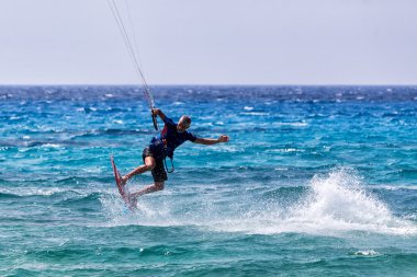 Kitesurfers Milos sahilde Lefkada, Yunanistan