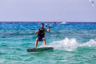 Kitesurfers Milos sahilde Lefkada, Yunanistan