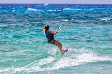 Kitesurfers Milos sahilde Lefkada, Yunanistan