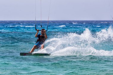 Kitesurfers Milos sahilde Lefkada, Yunanistan