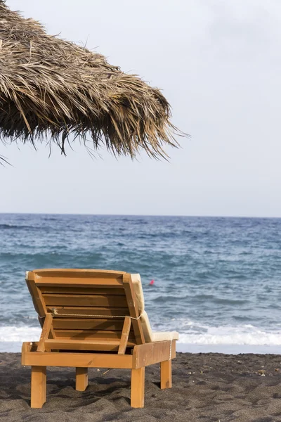 Pohled z pláže Perissa na řeckém ostrově Santorini s sunb — Stock fotografie