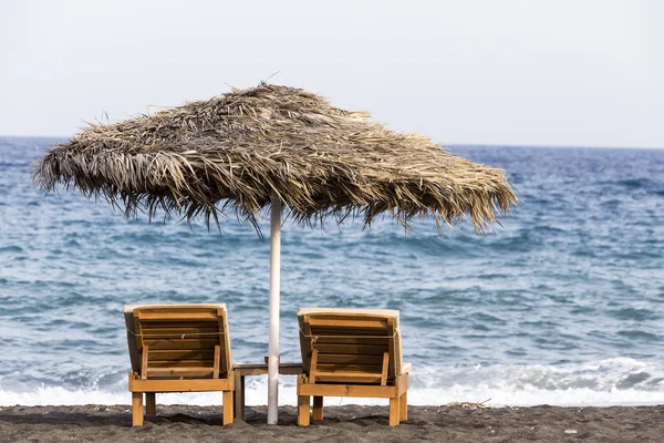 Weergave van Perissa beach op het Griekse eiland Santorini met sunb — Stockfoto