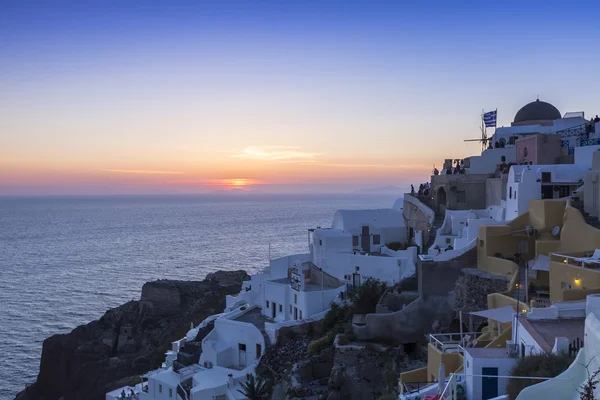 Veduta delle tradizionali case bianche di Oia al tramonto a Santori — Foto Stock