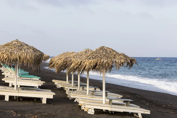 Visa Perissa Beach på den grekiska ön Santorini med sunb — Stockfoto