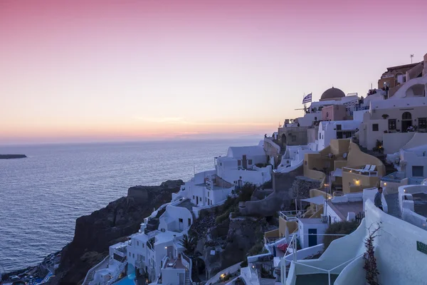 Veduta delle tradizionali case bianche di Oia al tramonto a Santori — Foto Stock